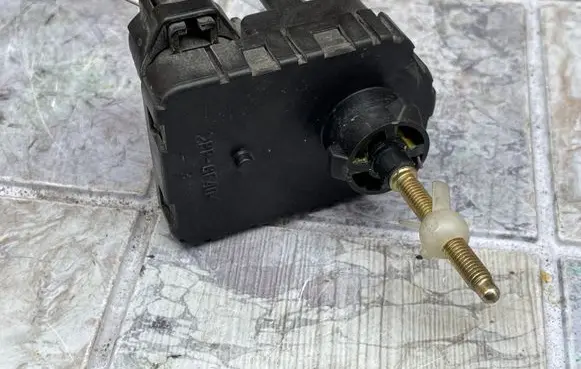 Toyota Avensis Verso Headlight level adjustment motor 