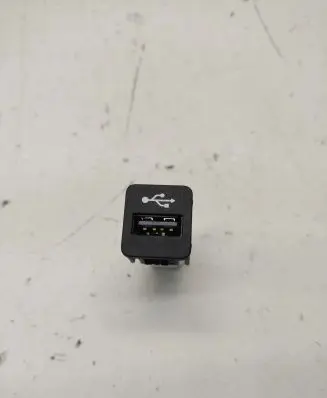 BMW 3 G20 G21 USB socket connector 745580