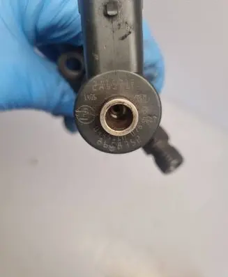 Volvo S60 Fuel injector 8658352