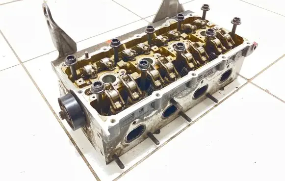 Volkswagen Golf V Engine head 086103375