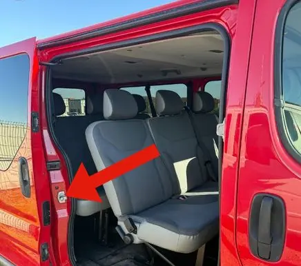Opel Vivaro Sliding door lock loop/hook striker
