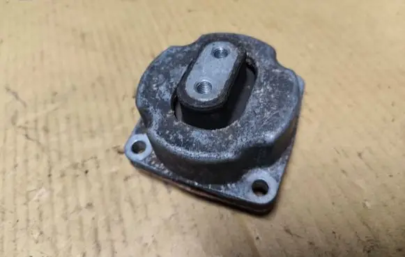 Engine mount bracket