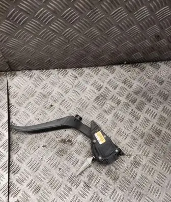 Accelerator throttle pedal