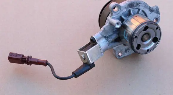 Volkswagen Golf VII Water pump 04L121011