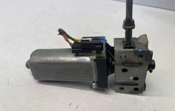 Mercedes-Benz S W221 Seat adjustment motor 0390203254