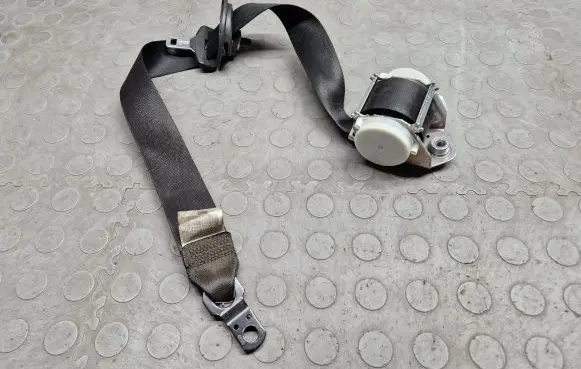 BMW X3 E83 Front seatbelt 34003070