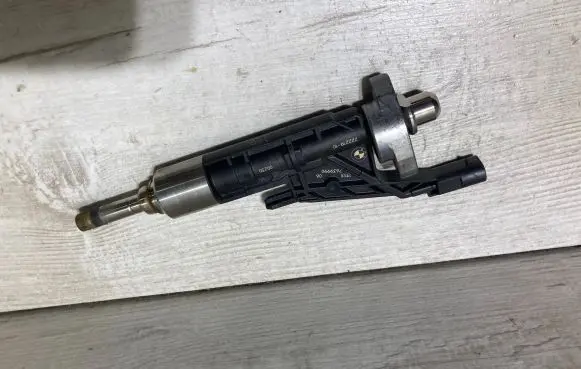 BMW X1 F48 F49 Fuel injector 7639990 22221910