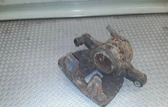 Toyota Corolla Verso AR10 Front brake caliper 