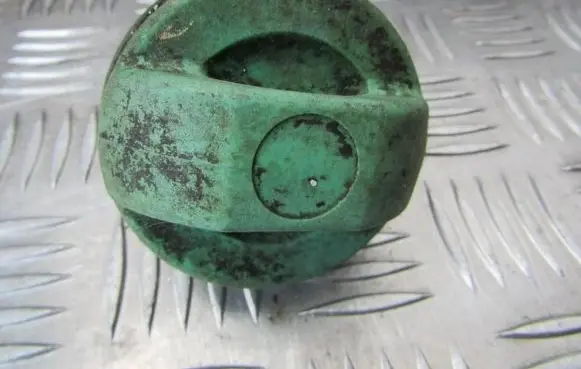 Mitsubishi Carisma Fuel tank filler cap mr100975