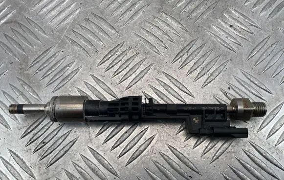 BMW 5 F10 F11 Fuel injector 7597870 10213541