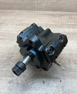 BMW 5 E39 Fuel injection high pressure pump 7787563 0445010009