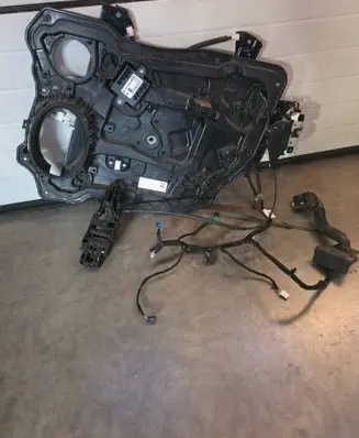 Chrysler Pacifica Front door window/glass frame 3041904