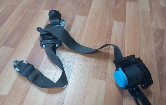 Chrysler Voyager Third row seat belt P52029370AC TVHH8293400266 52029370AC