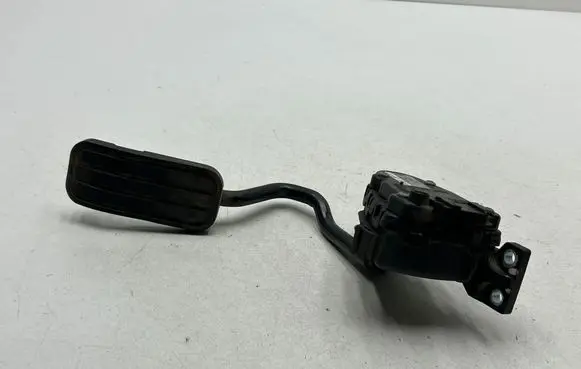 Accelerator throttle pedal