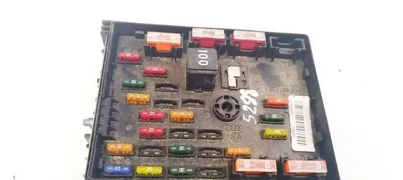 Volkswagen PASSAT B7 Fuse box set 3C0937125A 63595743