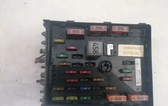 Volkswagen PASSAT B6 Fuse module L0115215130605 33565682