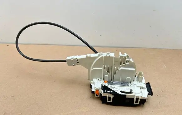 Volkswagen Crafter Front door lock 45111168