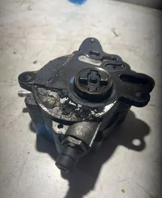 Volkswagen PASSAT B6 Vacuum pump 03g145209