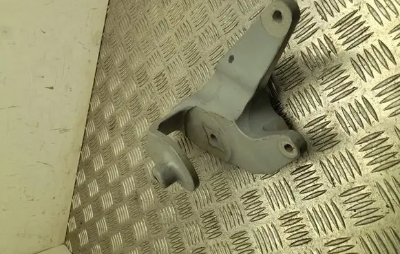 Engine mounting bracket