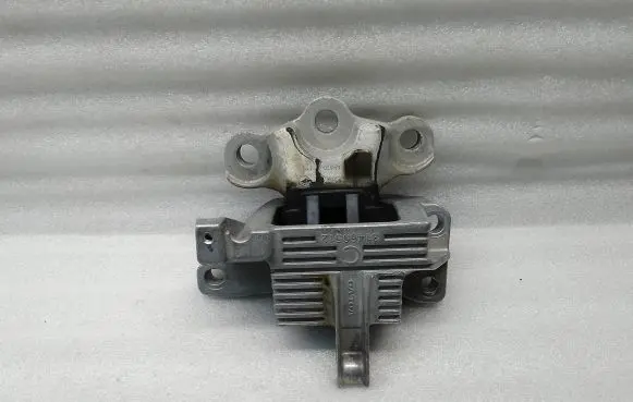 Volvo XC40 Engine mount bracket 31460512