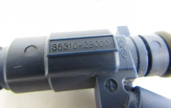Hyundai i30 Fuel injector 353102B000