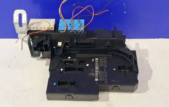 Mercedes-Benz E W212 Fuse module 2129060005 2129012304