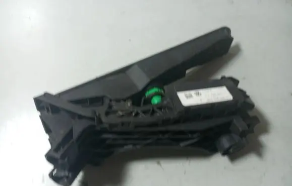 Volkswagen Touran I Accelerator throttle pedal 1T1723503H 6PV00868901 022606