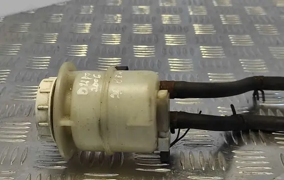 Mitsubishi Outlander Brake fluid reservoir 