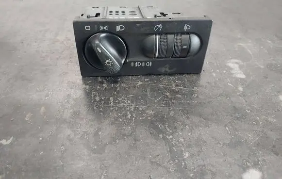 Volkswagen Golf III Light switch 1H6941531P