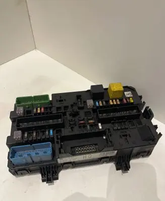 Opel Astra H Fuse module 13220831