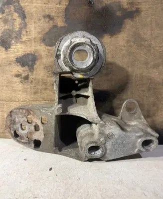 Volkswagen PASSAT B5.5 Engine mounting bracket 8E0199351