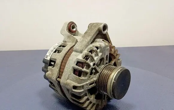 Opel Zafira C Generator/alternator 13588290