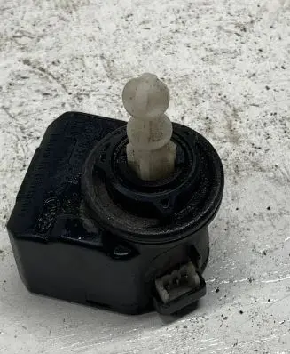 Volkswagen PASSAT B6 Headlight level adjustment motor 00883000