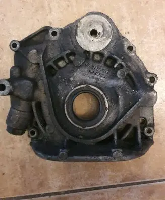 Volkswagen Transporter - Caravelle T4 Oil pump 074115109B