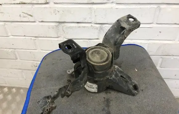 Toyota Prius (XW30) Engine mount bracket 1230537160