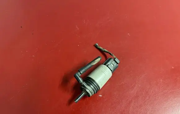 BMW 5 E60 E61 Windscreen/windshield washer pump 6934159 67126934159