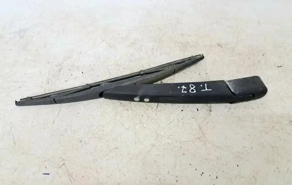Rear wiper blade arm