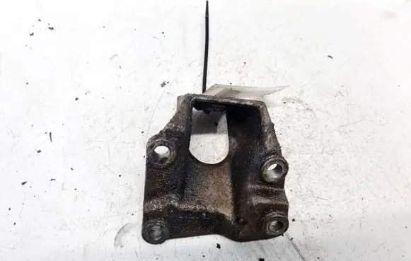 Engine mounting bracket