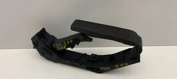Mercedes-Benz E W211 Accelerator throttle pedal A2033010001