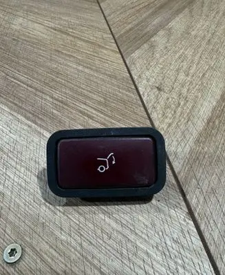 Mercedes-Benz E W212 Tailgate/boot open switch button 2118219551 31020302