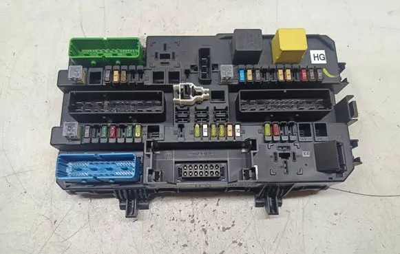 Opel Zafira B Fuse module 13206759 5DK00866952