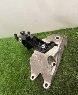BMW 3 G20 G21 Engine mounting bracket 6876205