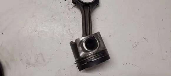 Volvo XC60 Piston with connecting rod 81L123