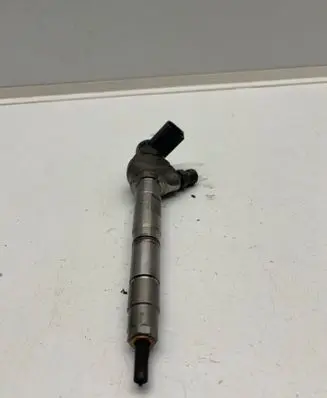 Volkswagen PASSAT B8 Fuel injector 0445110469 ASR28N6 04L130277AC