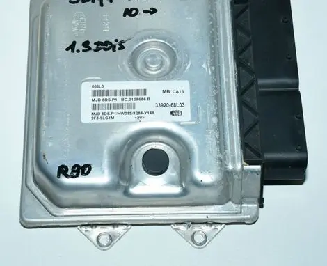 Suzuki Swift II Engine control unit/module ECU 3392068L03 MJD8DSP1 BC0108686B