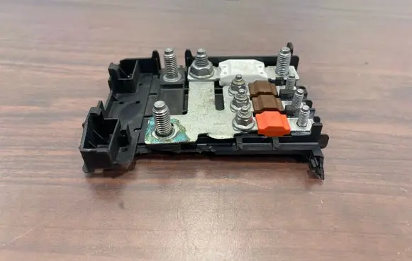 Alfa Romeo Stelvio Battery relay fuse 