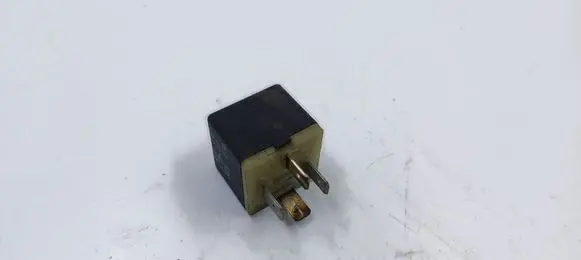 Volkswagen PASSAT B4 Other relay 141951253B