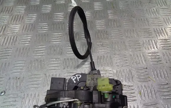 Opel Insignia A Front door lock