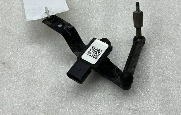 Audi A3 8Y Rear air suspension level height sensor 5WA907127