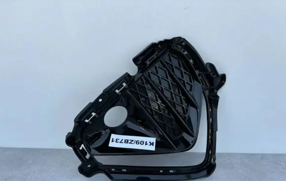 Hyundai Tucson TL Front bumper lower grill 86524-D7700